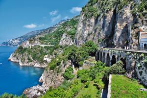 Amalfiküste mit Straße im Felsen und blauem Meer Italien