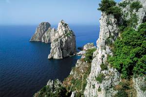 Felsformationen, die aus dem Meer ragen Capri Italien