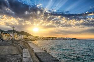 Promenade auf Ischia bei Sonnenuntergang Meer Italien