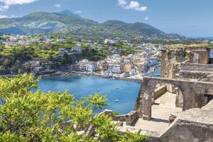 Ausblick von Castello Aragonese auf das Meer und Ischia