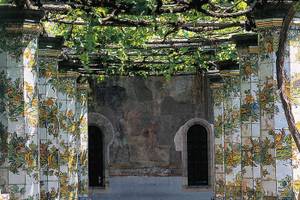 Weiße Säulen bemalt mit Blüten und Blättern und Weinreben oben drüber Neapel