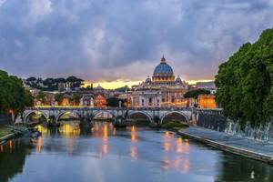 Petersdom in Rom Brücke Wasser Abenddämmerung
