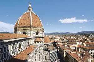 Cattedrale di Santa Maria del Fiore in Florenz von oben mit Blick auf die Stadt