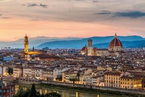 Florenz von oben in der Dämmerung mit den Bergen im Hintergrund