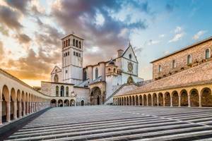 Basilika in Assisi in Umbrien bei Abendstimmung