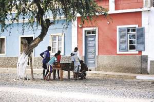 Kinder auf einem Platz in Sao Filipe auf Fogo