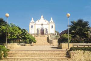 weießes symmetrisches Gebäude in Vila do Maio auf den Kapverden