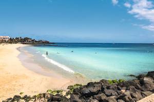 Strand mit blauem Wasser 