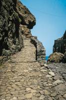 Wanderung Santo Antao auf Steinweg mit Meer im Hintergrund