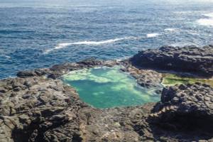 Meerwasserschwimmbecken auf Sao Nicolau mit Felsen umgeben