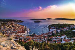 Hvar von oben mit Blick auf das Meer bei Sonnenuntergang und lila Himmel