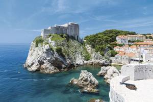 Festung von Dubrovnik am Meer auf Felsen 