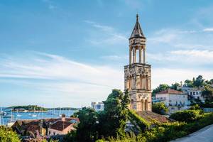 Hvar in Kroatien Kirchturmglocke blauer Himmel