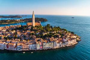 Rovinj direkt am Meer mit bunten Häusern aus der Vogelperspektive