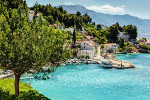 Bucht bei Split mit türkisblauem Meer und kleinen Booten