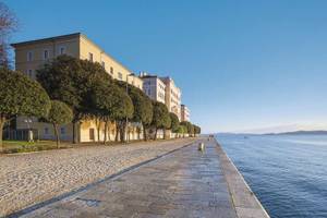 Promenade in Zadar mit Bäumen, Meer und Häusern