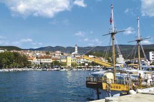 Hafen von Crikvenica mit Booten und Küste und Berge im Hintergrund