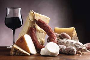 Rotweinglas und Käse und Wurst Italien 