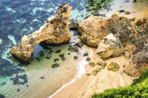 Felsiger Sandstrand an der Algarve mit klarem Wasser