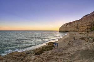 Praia dos Caneiros an der Algarve mit Felsen bei Abendstimmung