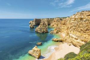 Praia da Marinha an der Algarve mit sepktakulären Felsformationen