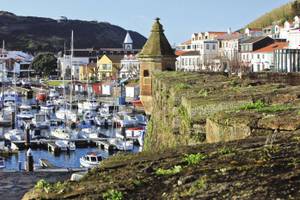 Hafen von Horta auf Faial, Azoren Gebäude Boote Wasser