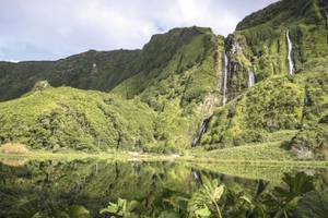 Fajã Grande auf Flores grüne Landschaft Abhang Wasserfall