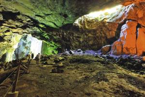 Furna Do Enxofre auf Graciosa Schwefelhöhle Gestein dunkel