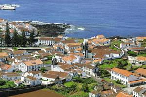 Die Hauptstadt Santa Cruz auf Graciosa am Meer Nadelbäume