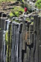 Ribeira de Maloás auf Santa Maria graue Felsen linien Mann mit rotem Shirt