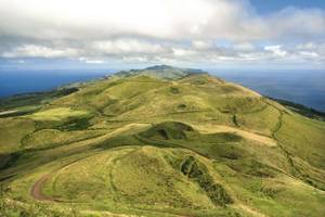 Pico da Esperança auf São Jorge grüne Hügel