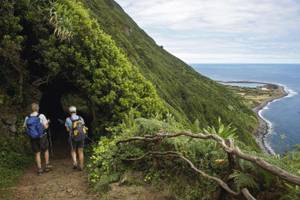 Fajã da Caldeira de Santo Cristoauf São Jorge Wanderer Höhle