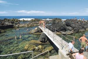Lava Pool auf den Azoren Wasser Felsen Steg
