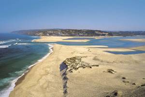 Lagune von Óbidos von oben mit Strand und Meer