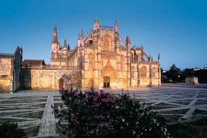 Kloster Batalha im gotischen Stil bei Abendsonne