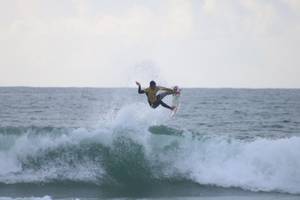 Surfer in Wellen am Strand Supertubos Portugal