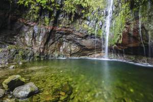 Madeira Levada Wasserfall klares Wasser Felsen
