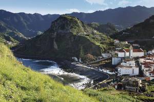 Bergerund um weiße Häuser von Porto Da Cruz Madeira