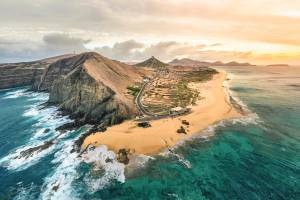 Landschaft Porto Santos mit Sandstrand und Klippen von oben bei Sonnenuntergang