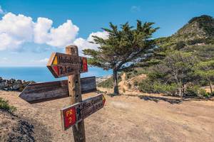 Wegweiser aus Holz auf Porto Santo Pico do Castelo