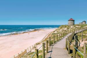 Strand in Esposende mit kleinem Pfad in den Dünen, Sand und Meer