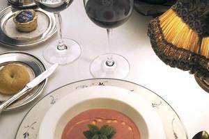 Suppenteller mit Tomatensuppe und Weinglas Spanien
