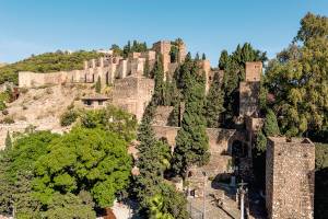 Burg Alcazaba umgeben von Bäumen in Malaga