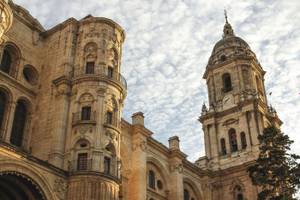 Kathedrale in Malaga mit Turm undbewölktem Himmel