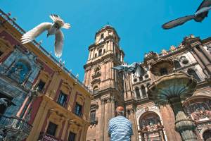 Kathedrale Málaga von außen mit bewölktem Himmel