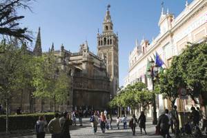 imposantes Bauwerk Giralda in Sevilla