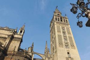 Kathedrale in Sevilla von unten fotografiert Andalusien