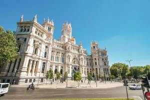 Plaza de Cibeles mit imposantem Gebäude in Madrid Nordspanien