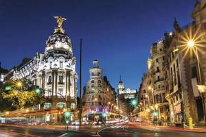 Madrid - Straße bei Nacht mit Beleuchtung 