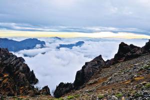 Nationalpark Caldera de Taburiente auf La Palma mit steilen Klippen und Wolken verhangenem Tal